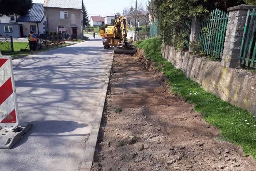 W Jedliczu przy ul. Kurkowskiego ruszyła budowa chodnika