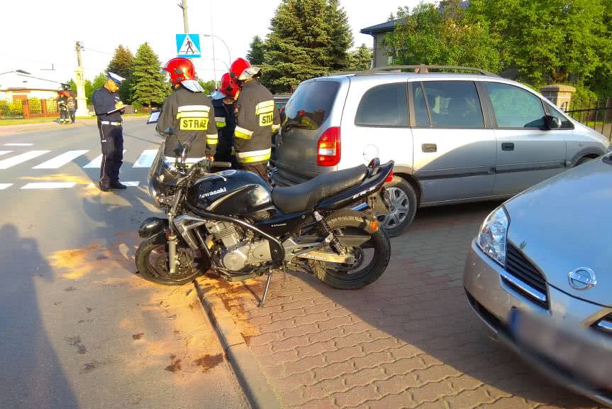 Zderzenie motocykla i dwóch samochodów