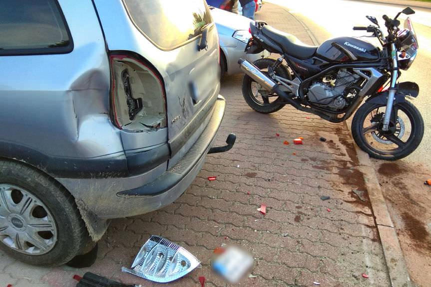 Zderzenie motocykla i dwóch samochodów