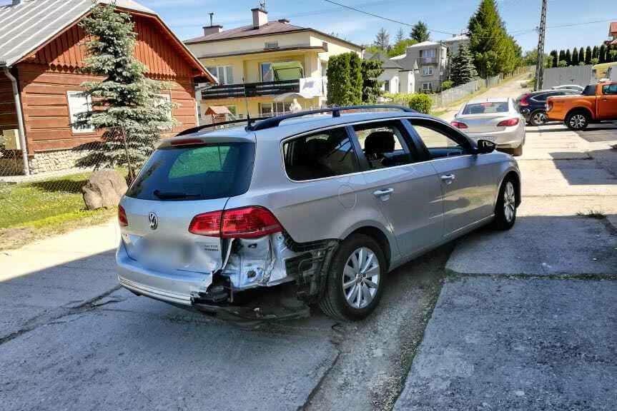 Hondą w tył volkswagena. Kolizja w Iwoniczu [WIDEO]