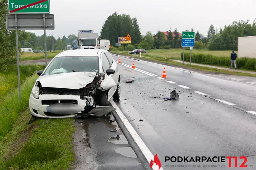 Wypadek w Targowiskach. Zderzenie fiata i volkswagena
