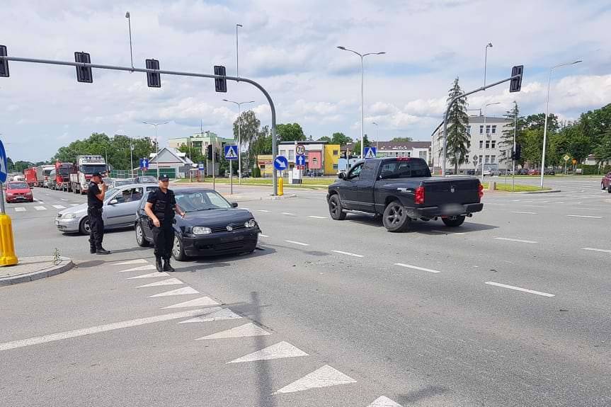 Zderzenie volkswagena i doggea na skrzyżowaniu