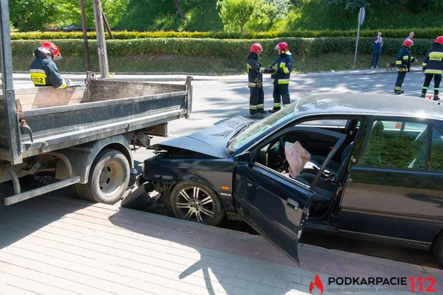 Zderzenie osobówki z samochodem dostawczym