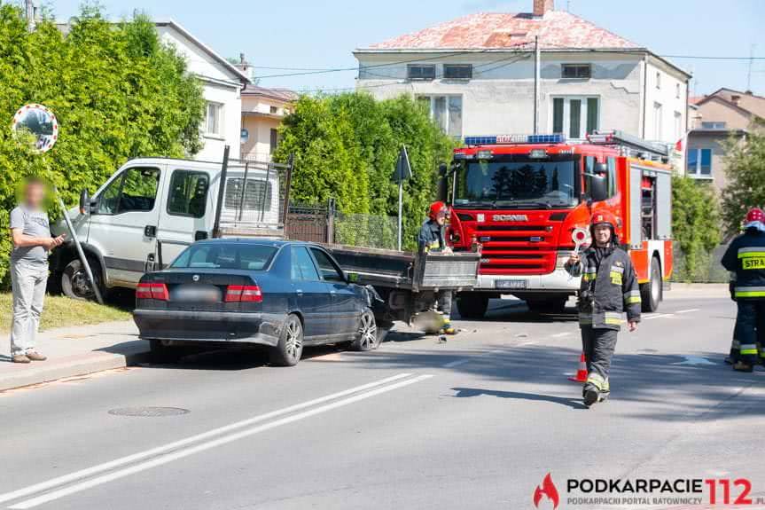 Zderzenie osobówki z samochodem dostawczym