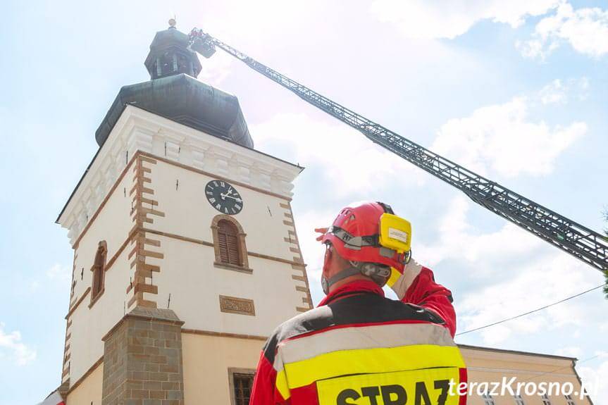 Pokaz ewakuacji poszkodowanego z wieży farnej