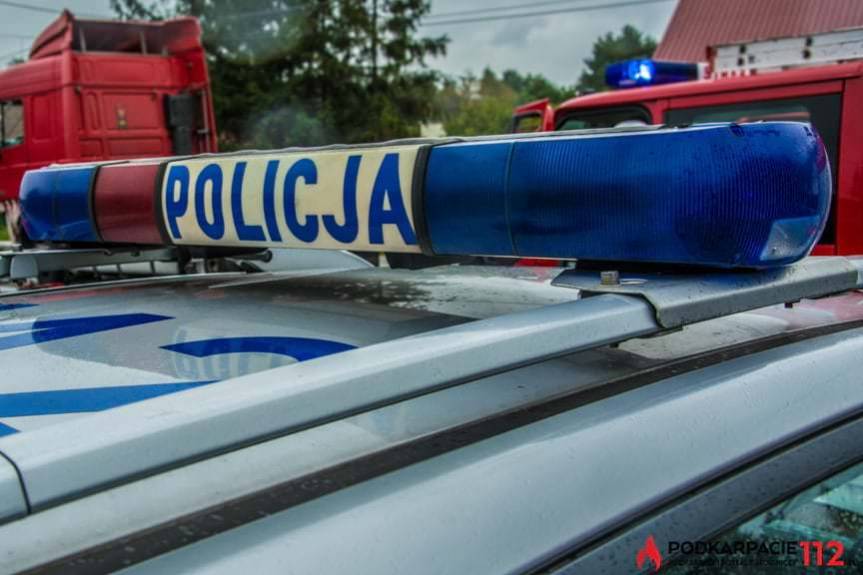 Policjant pomógł ugasić płonące auto