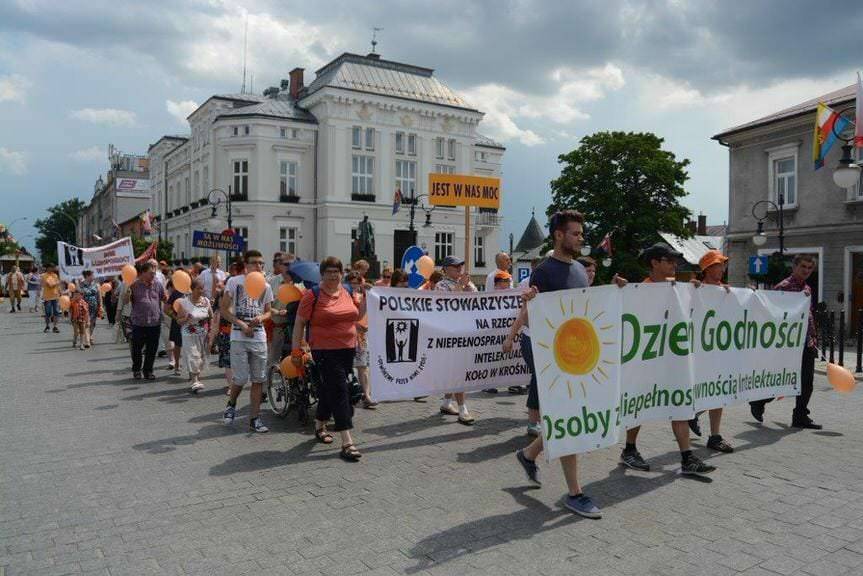 Marsz ulicami Krosna w "Dzień Godności Osób z Niepełnosprawnością Intelektualną"