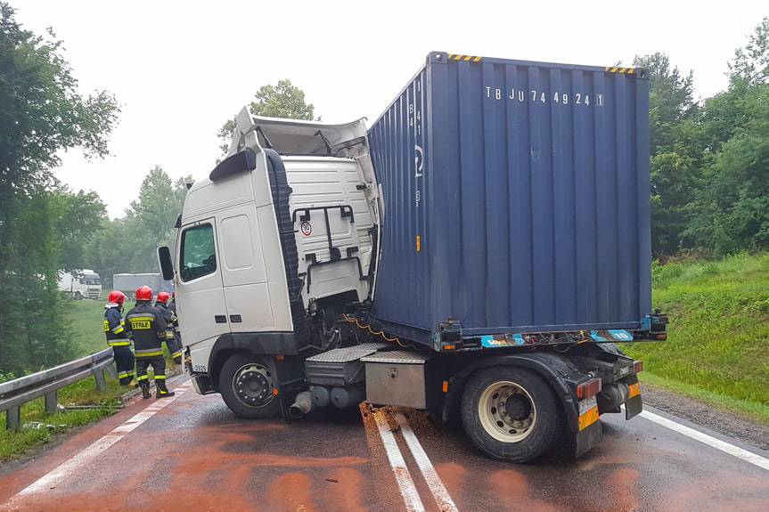 Tir wpadł w poślizg i zablokował drogę