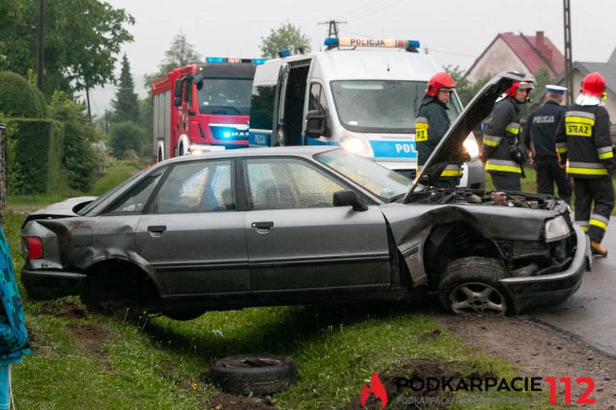 Samochód wypadł z drogi, uderzył w przepust i ogrodzenie