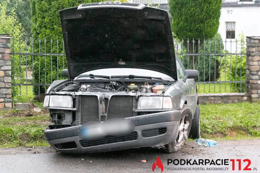 Samochód wypadł z drogi, uderzył w przepust i ogrodzenie