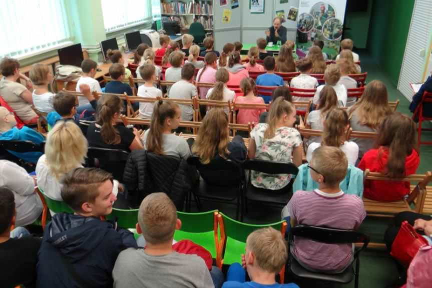 Młodzi czytelnicy spotkali się z Romanem Pawlakiem autorem książek dla dzieci