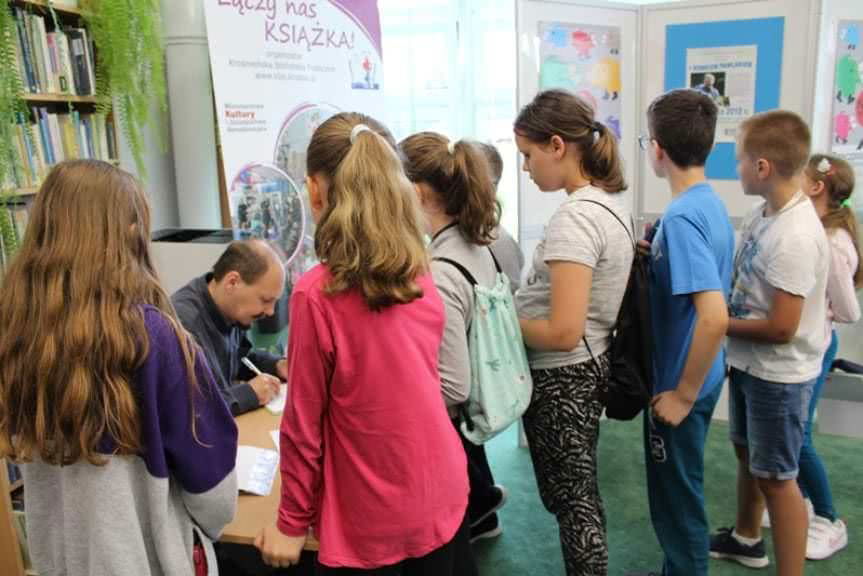 Młodzi czytelnicy spotkali się z Romanem Pawlakiem autorem książek dla dzieci