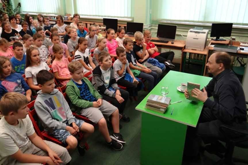 Młodzi czytelnicy spotkali się z Romanem Pawlakiem autorem książek dla dzieci