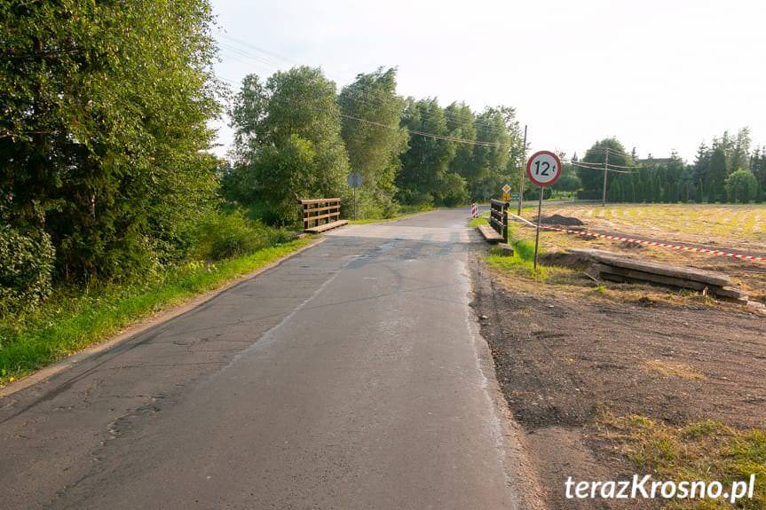 Droga w Zręcinie zamknięta. Budują most