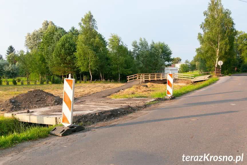 Droga w Zręcinie zamknięta. Budują most
