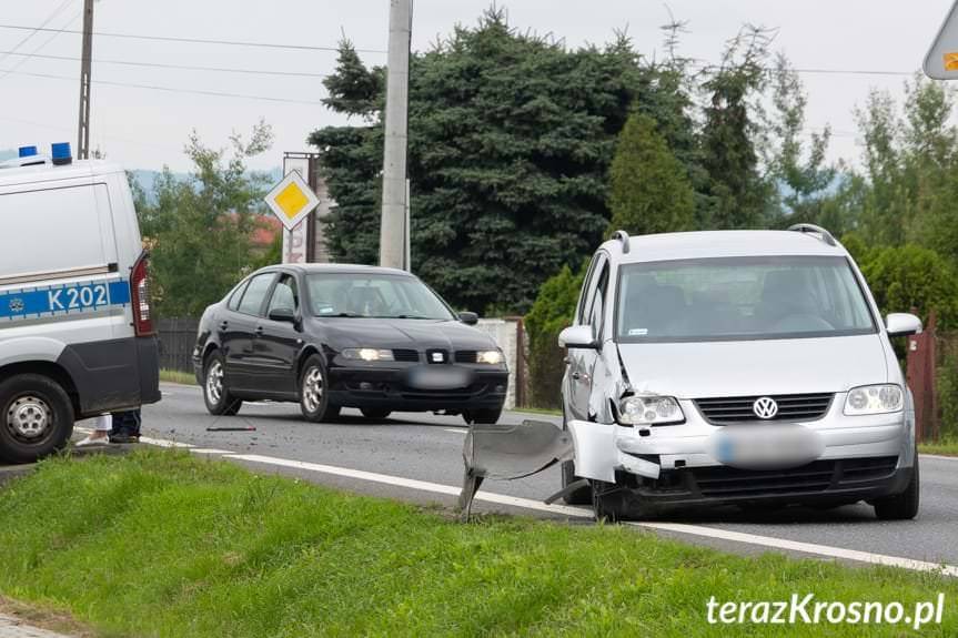 Uderzyła samochodem w znak drogowy