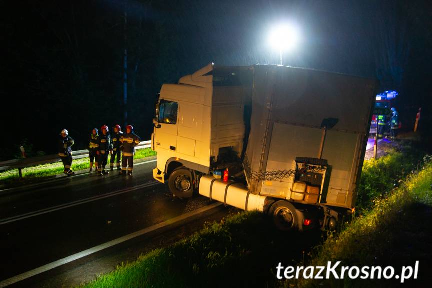 Tir wypadł z drogi w Woli Komborskiej