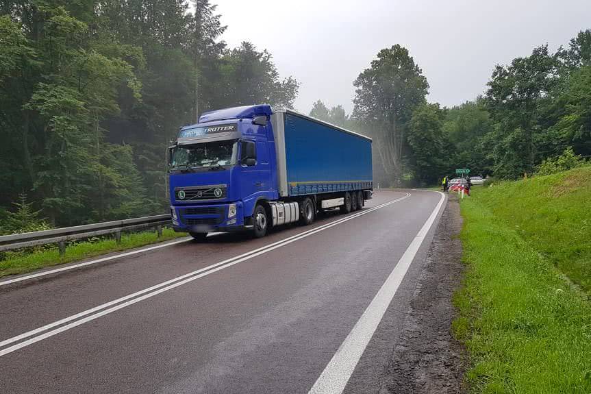 Zderzenie dwóch osobówek i TIR-a