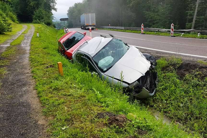 Zderzenie dwóch osobówek i TIR-a