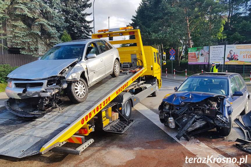 Zderzenie audi i volkswagena na skrzyżowaniu