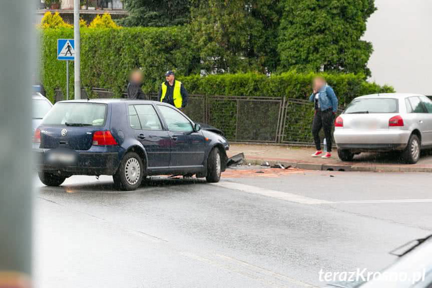 Zderzenie audi i volkswagena na skrzyżowaniu