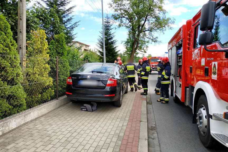 Kolizja na ul. Korczyńskiej. Kierowca wjechał w latarnię
