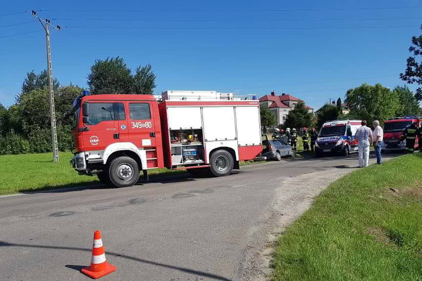 Ladzin. Volkswagen wjechał do rowu i uderzył w przepust