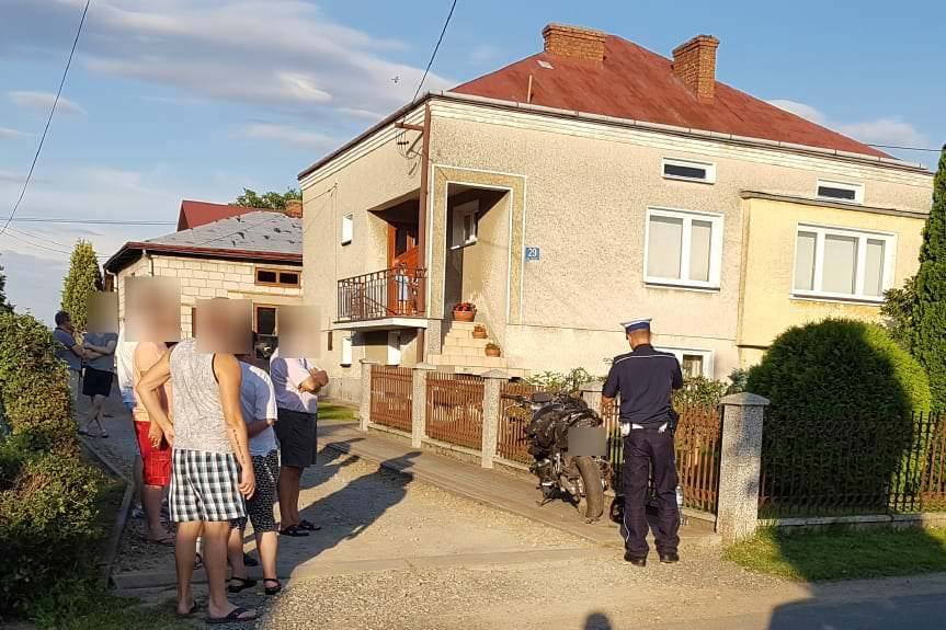 Motocyklista wjechał w żywopłot