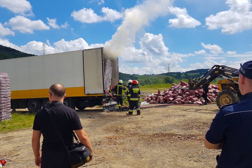 Pożar węgla drzewnego na naczepie