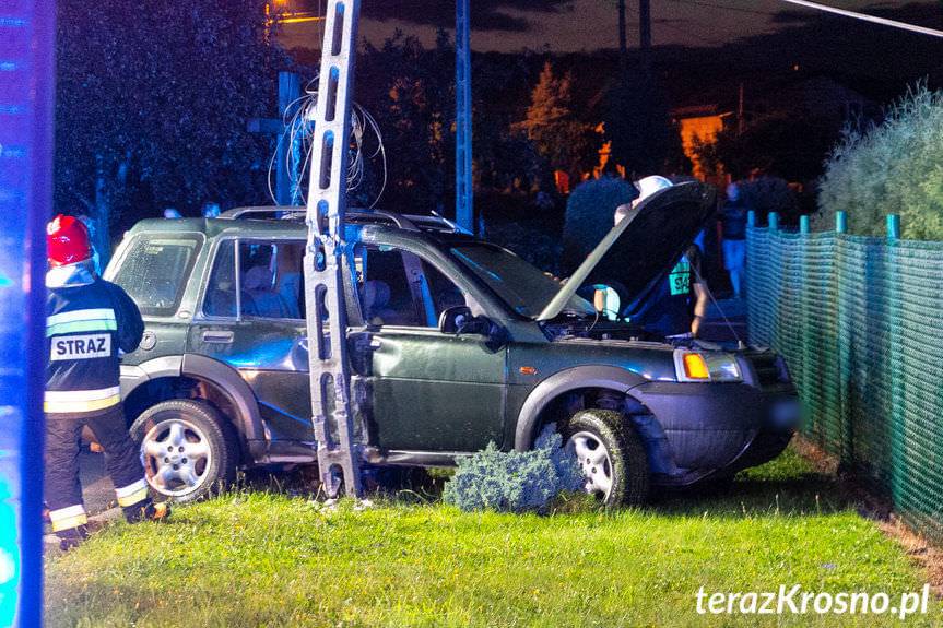 Uderzył land roverem w słup