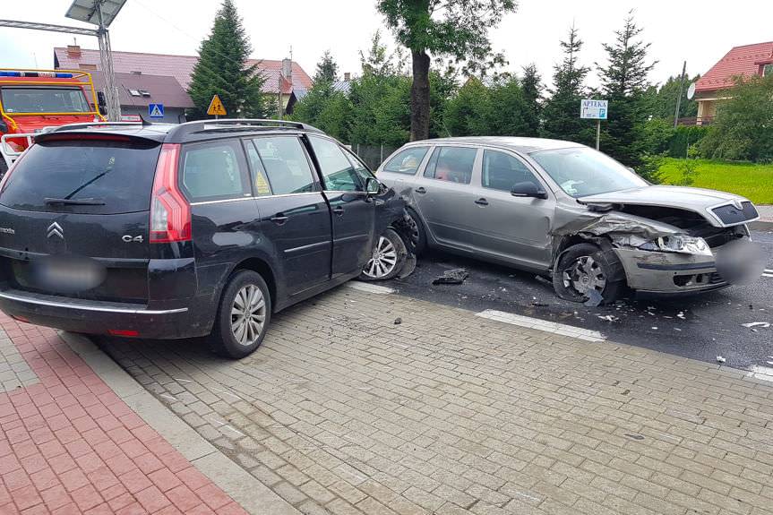 Zderzenie dwóch samochodów w Łężanach