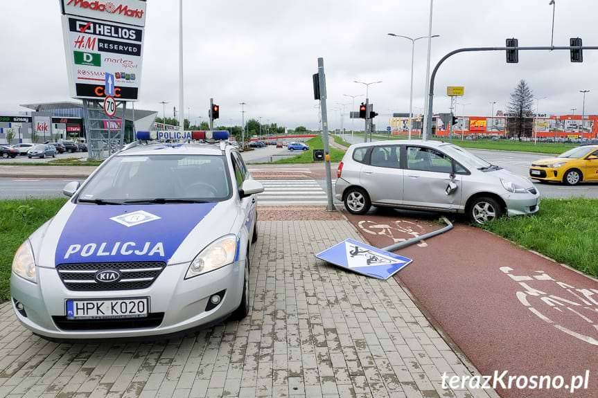 Kolizja na skrzyżowaniu, sprawca zignorował czerwone światło