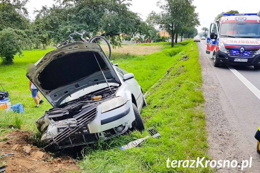 Volkswagen wjechał do rowu i uderzył w przepust