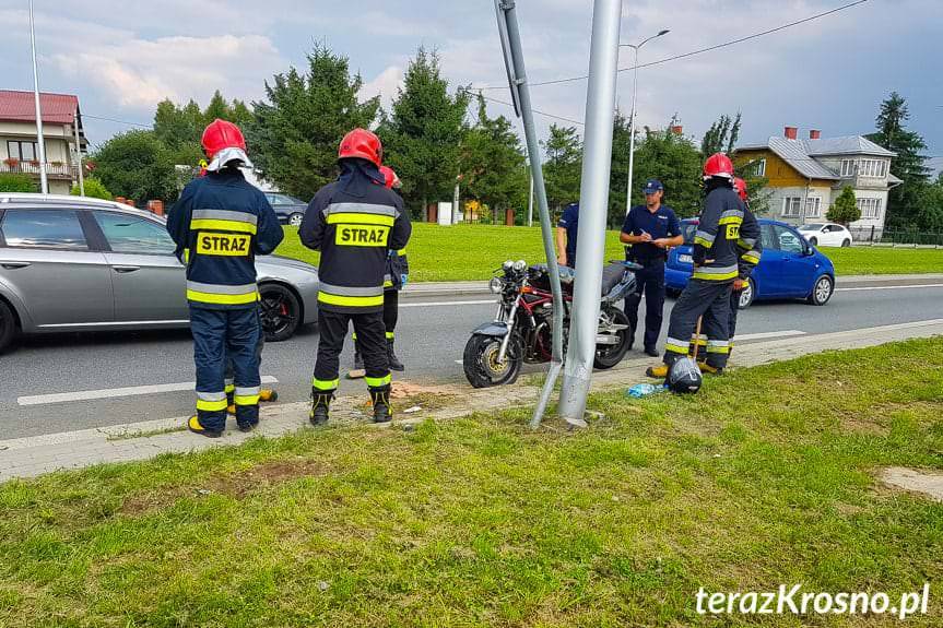 Motocyklista uderzył w latarnię i znak drogowy