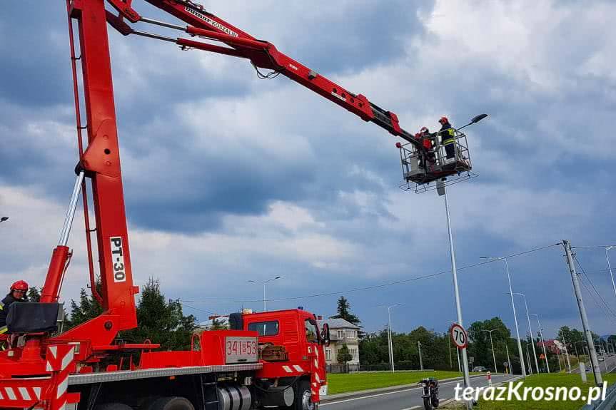 Motocyklista uderzył w latarnię i znak drogowy