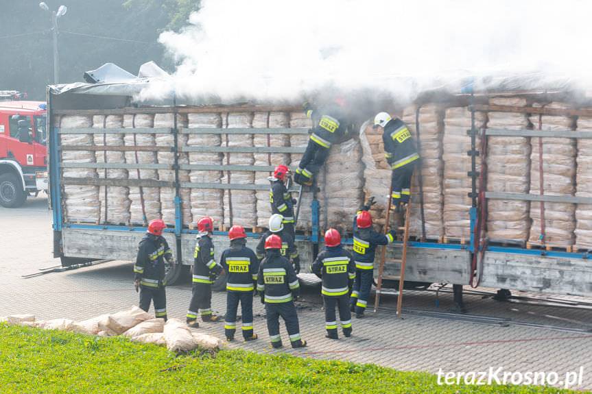 Pożar naczepy z węglem drzewnym w Dukli