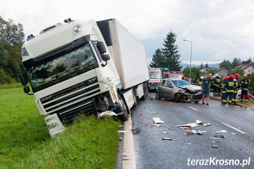 Wypadek w Głojscach. Zderzenie dwóch osobówek i TIRa