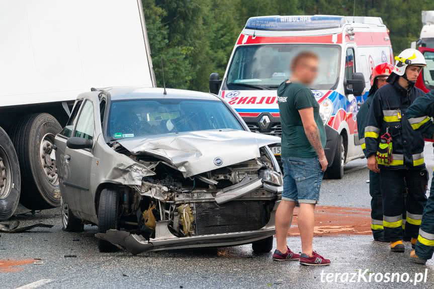 Wypadek w Głojscach. Zderzenie dwóch osobówek i TIRa
