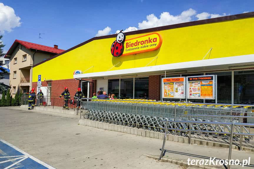 Zadymienie i ewakuacja w Biedronce