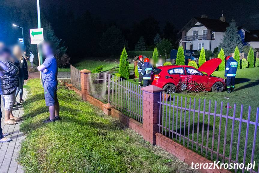 Wypadek na Zręcińskiej. BMW przebiło ogrodzenie