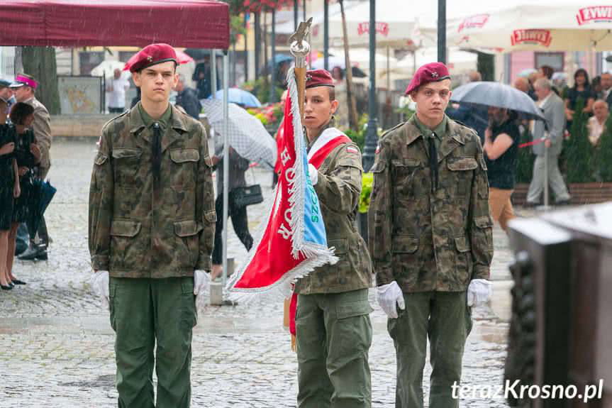 Święto Wojska Polskiego w Krośnie w strugach deszczu 