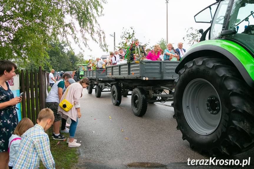 Objazd z wieńcami dożynkowymi przez Krościenko Wyżne 