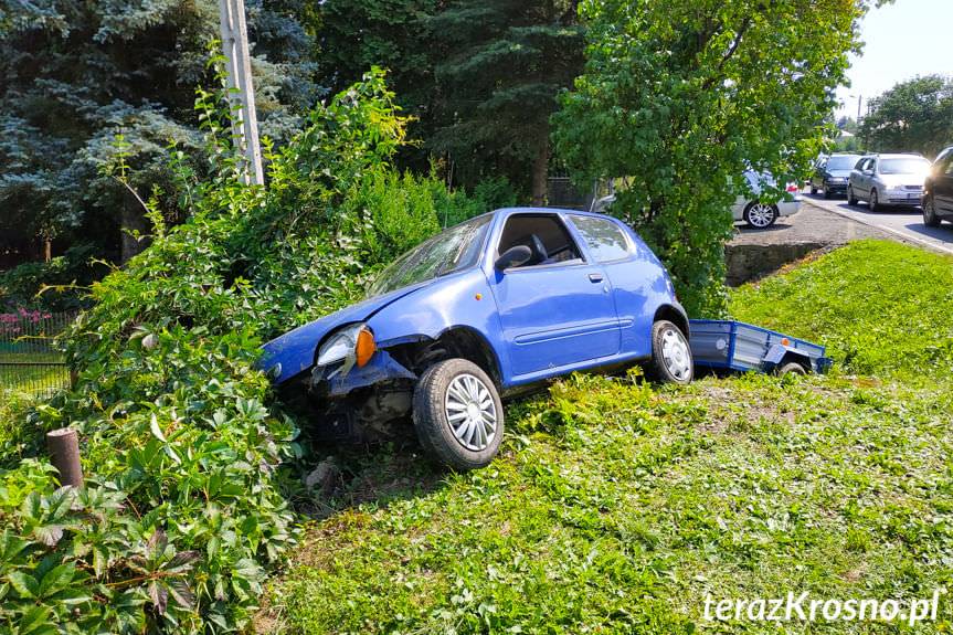 Uniknął zderzenia, uderzył w ogrodzenie