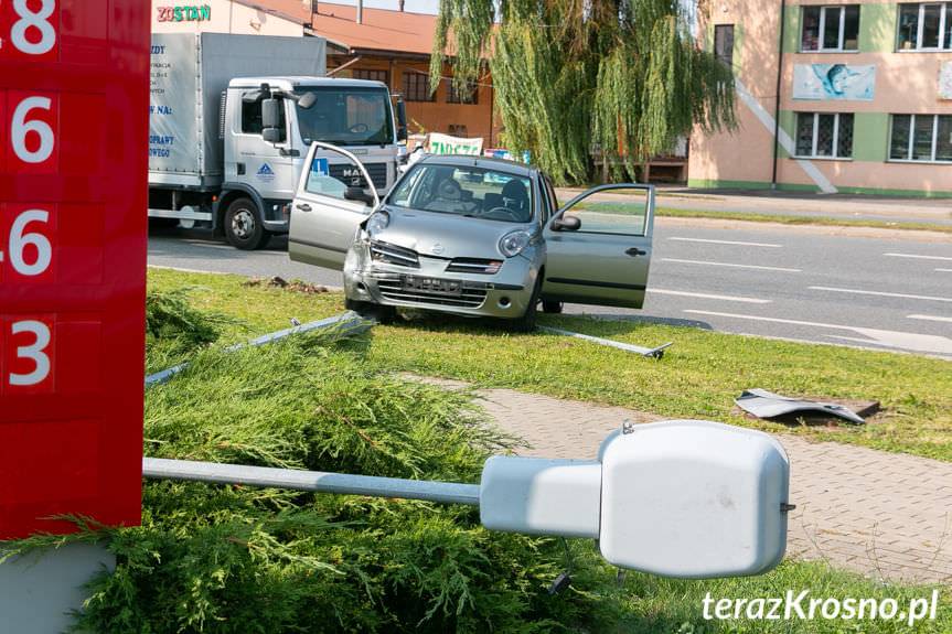 Osobówka uderzyła w latarnię