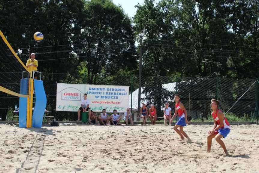 Zacięta walka dziewcząt i chłopców na turnieju o Puchar Burmistrza Gminy Jedlicze