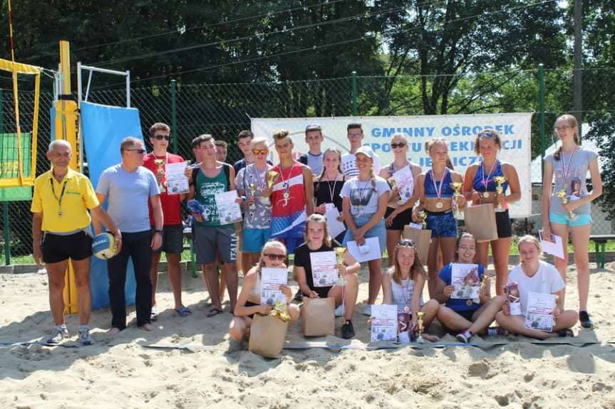 Zacięta walka dziewcząt i chłopców na turnieju o Puchar Burmistrza Gminy Jedlicze