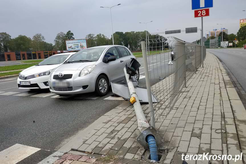 Jechał za szybko i uderzył w sygnalizator