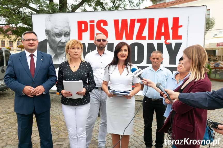 "PiS wziął miliony". Konwój wstydu znów w Krośnie