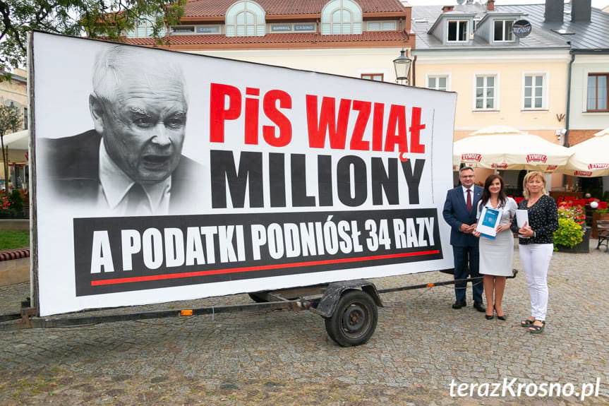 "PiS wziął miliony". Konwój wstydu znów w Krośnie