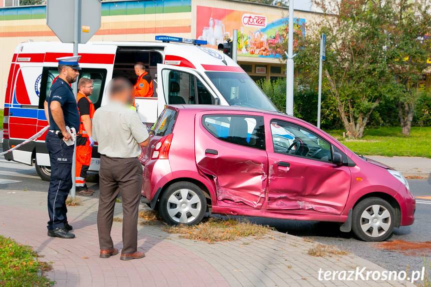 Zderzenie osobówek na skrzyżowaniu